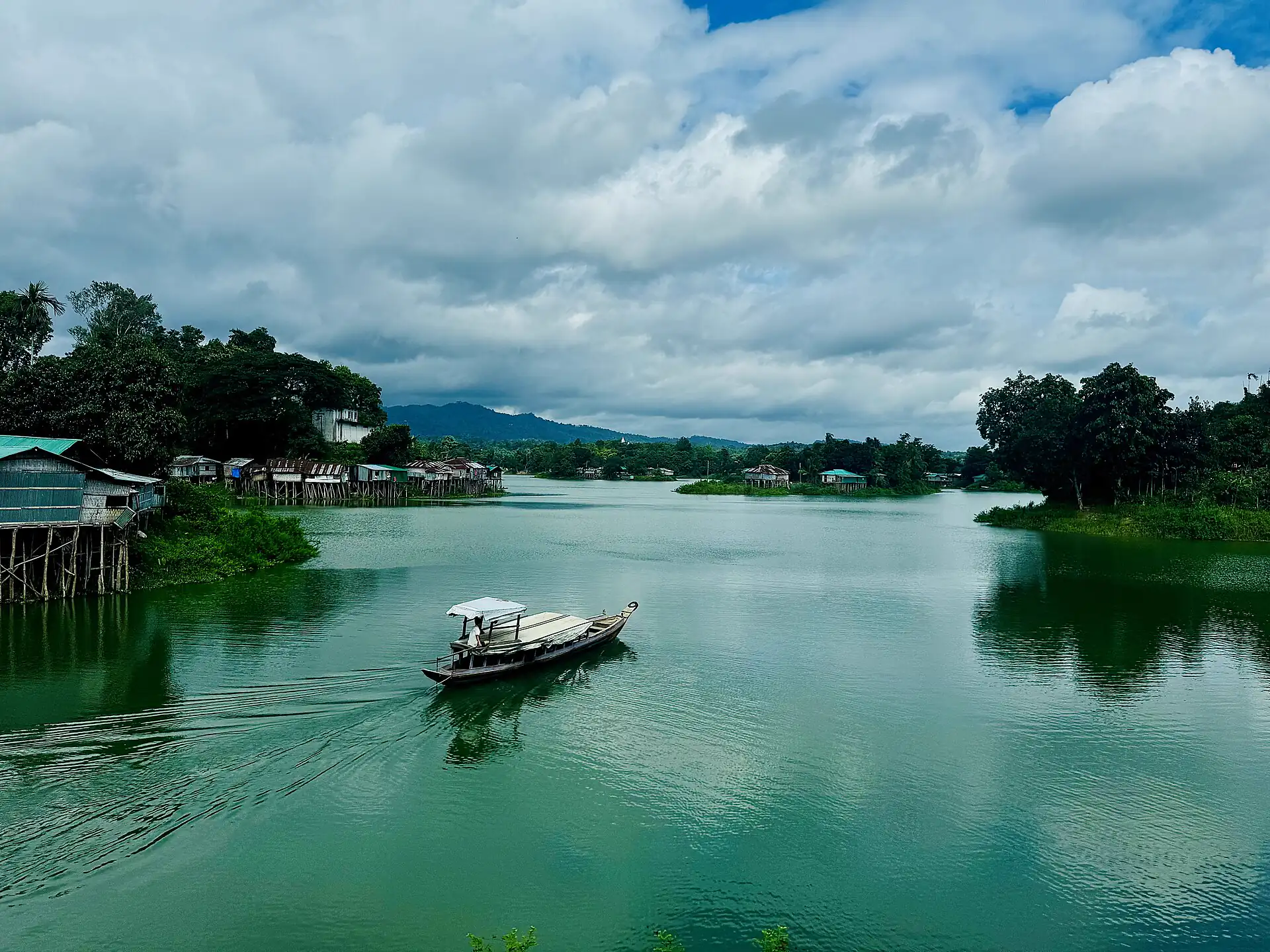 রাঙামাটিতে কাপ্তাই লেক, নৌকা আর সবুজ দ্বীপ